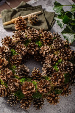 Ormandan toplanmış güzel eş çelenkler.
