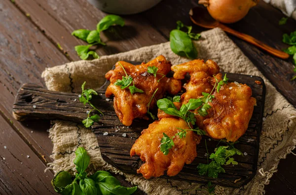 Günstiges Und Knuspriges Essen Aus Zwiebeln Mit Chili — Stockfoto