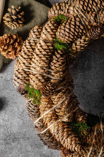 Красивые Ручные Венки Леса Собирали Шишки — стоковое фото
