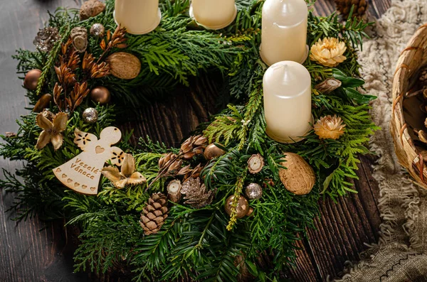 Hausgemachter Adventskranz Für Die Bevorstehende Weihnachtsfeier — Stockfoto