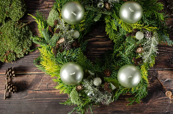 Hausgemachter Adventskranz Für Die Bevorstehende Weihnachtsfeier — Stockfoto