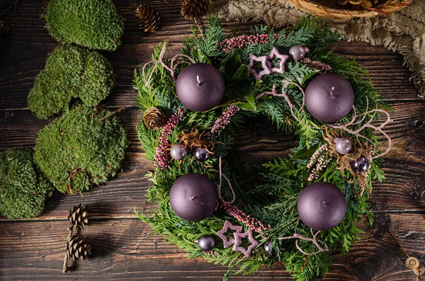 Hausgemachter Adventskranz Für Die Bevorstehende Weihnachtsfeier — Stockfoto