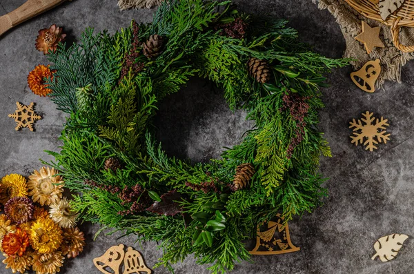 自然圣诞花环 为圣诞节准备的自制圣诞礼物 — 图库照片