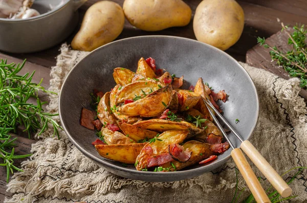 Patatas Parrilla Con Tocino Hierbas Ajo Bio — Foto de Stock