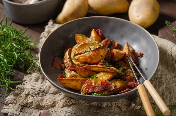 Patatas Parrilla Con Tocino Hierbas Ajo Bio — Foto de Stock