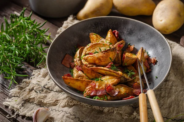 Patatas Parrilla Con Tocino Hierbas Ajo Bio — Foto de Stock