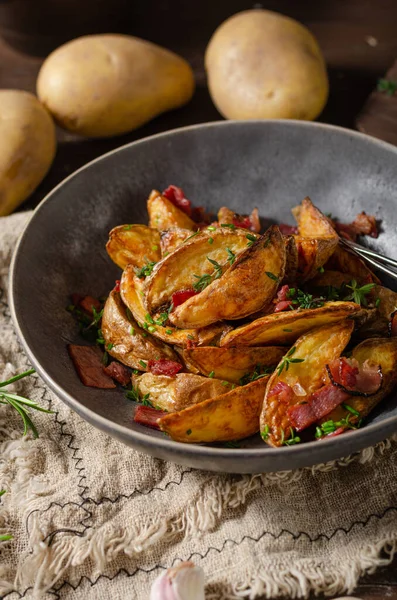 Patatas Parrilla Con Tocino Hierbas Ajo Bio — Foto de Stock