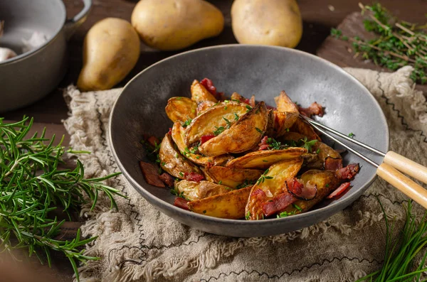 Patatas Parrilla Con Tocino Hierbas Ajo Bio — Foto de Stock