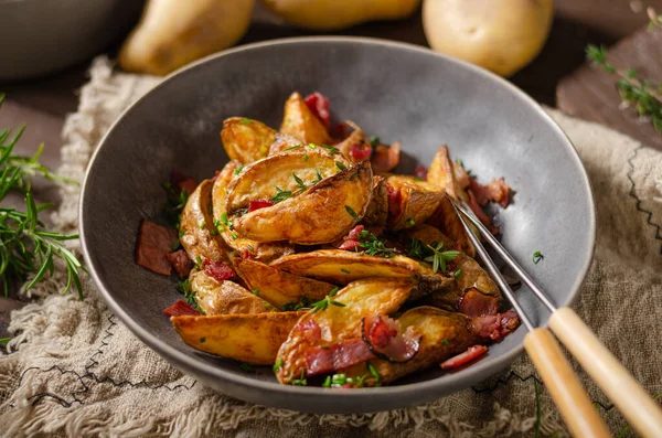 Batatas Grelhadas Com Bacon Ervas Alho Bio — Fotografia de Stock