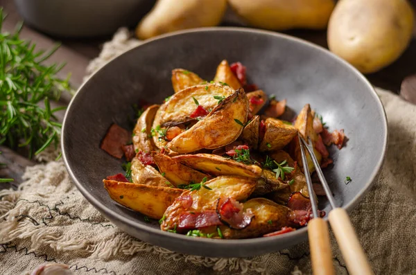 Batatas Grelhadas Com Bacon Ervas Alho Bio — Fotografia de Stock