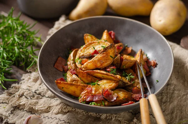 Patatas Parrilla Con Tocino Hierbas Ajo Bio — Foto de Stock