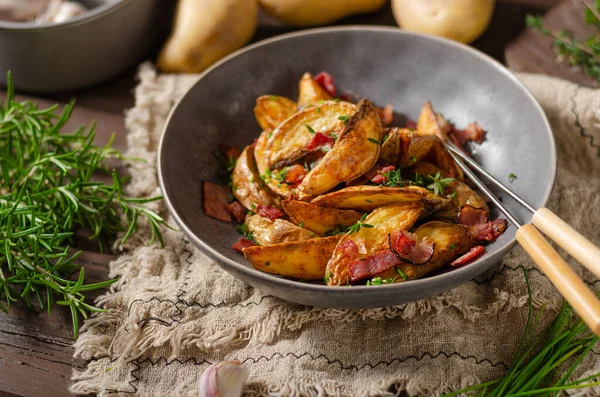 Patatas Parrilla Con Tocino Hierbas Ajo Bio — Foto de Stock