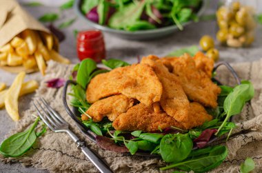 Ev yapımı patates kızartmalı leziz tavuk şnitzel.