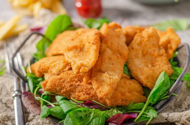 Ev yapımı patates kızartmalı leziz tavuk şnitzel.