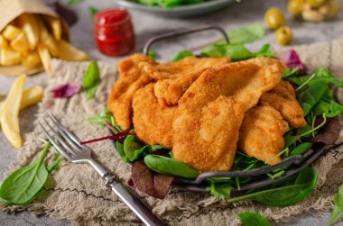 Ev yapımı patates kızartmalı leziz tavuk şnitzel.