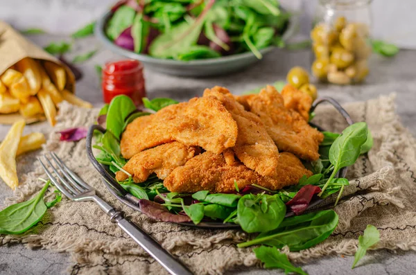 Ev yapımı patates kızartmalı leziz tavuk şnitzel.