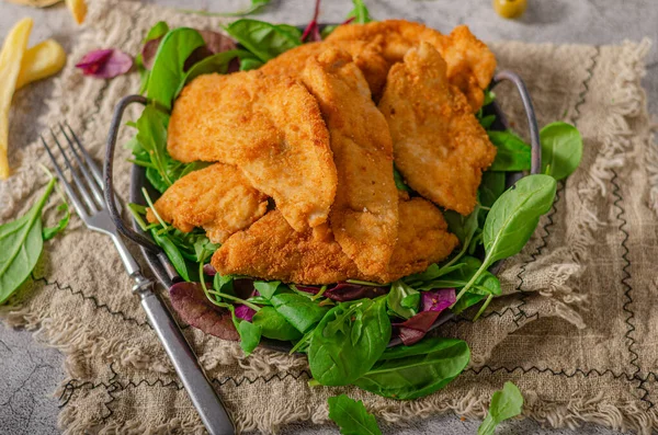 Delicioso Macio Frango Chnitzel Com Batatas Fritas Caseiras — Fotografia de Stock