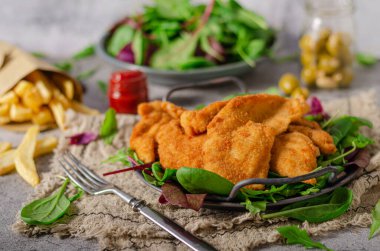 Ev yapımı patates kızartmalı leziz tavuk şnitzel.