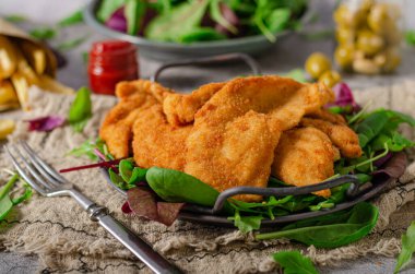 Ev yapımı patates kızartmalı leziz tavuk şnitzel.