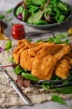 Ev yapımı patates kızartmalı leziz tavuk şnitzel.