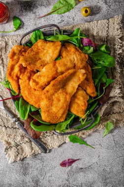 Ev yapımı patates kızartmalı leziz tavuk şnitzel.