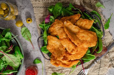 Ev yapımı patates kızartmalı leziz tavuk şnitzel.