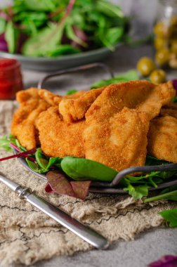 Ev yapımı patates kızartmalı leziz tavuk şnitzel.