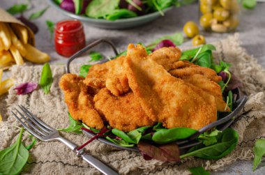 Ev yapımı patates kızartmalı leziz tavuk şnitzel.