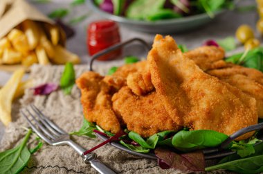 Ev yapımı patates kızartmalı leziz tavuk şnitzel.