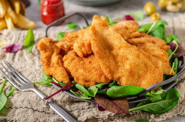 Ev yapımı patates kızartmalı leziz tavuk şnitzel.