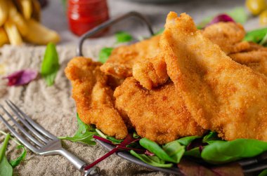 Ev yapımı patates kızartmalı leziz tavuk şnitzel.