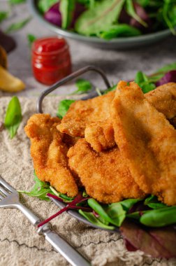 Ev yapımı patates kızartmalı leziz tavuk şnitzel.