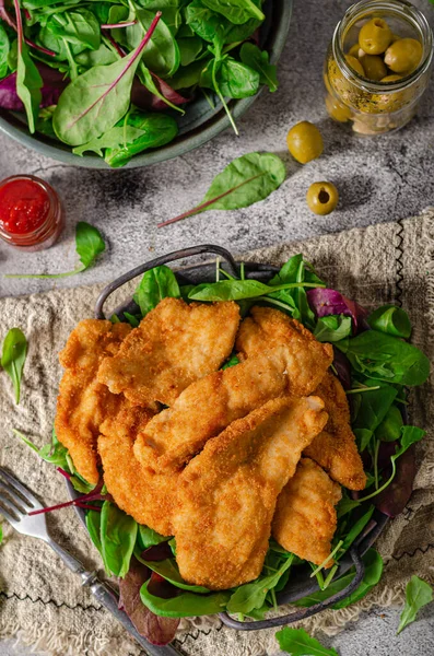 Delicioso Macio Frango Chnitzel Com Batatas Fritas Caseiras — Fotografia de Stock