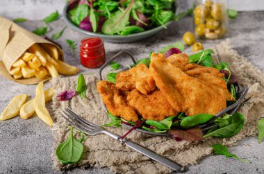 Ev yapımı patates kızartmalı leziz tavuk şnitzel.