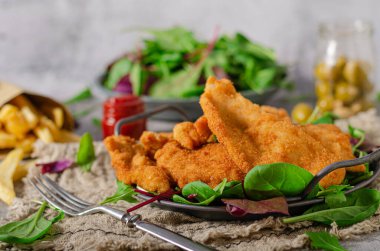 Ev yapımı patates kızartmalı leziz tavuk şnitzel.