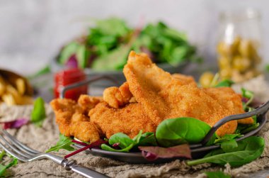 Ev yapımı patates kızartmalı leziz tavuk şnitzel.