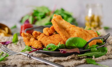 Ev yapımı patates kızartmalı leziz tavuk şnitzel.