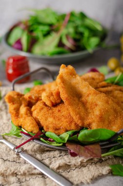 Ev yapımı patates kızartmalı leziz tavuk şnitzel.