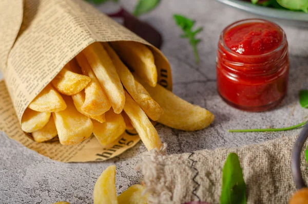 Heerlijke Malse Kippenchnitzel Met Zelfgemaakte Frietjes — Stockfoto