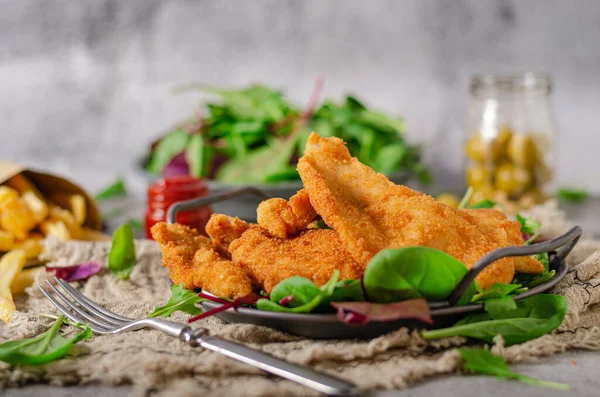 Delicioso Macio Frango Chnitzel Com Batatas Fritas Caseiras — Fotografia de Stock