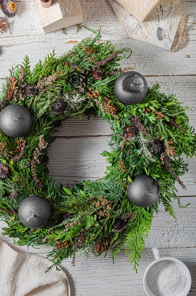 Natuurlijke Krans Voor Adventsvakantie Kerstmis Met Zelfgemaakte Houten Huizen — Stockfoto