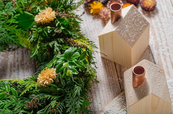 Природный Венок Празднику Рождества Домашними Деревянными Домами — стоковое фото