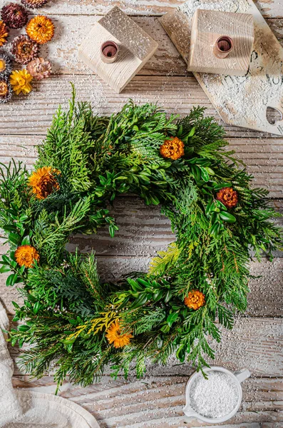 Natuurlijke Krans Voor Adventsvakantie Kerstmis Met Zelfgemaakte Houten Huizen — Stockfoto