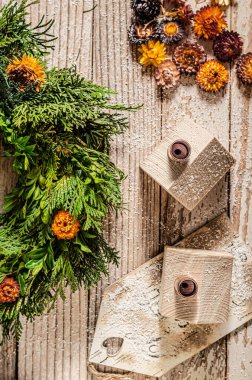 Noel tatili için ev yapımı ahşap evlerle doğal çelenk.