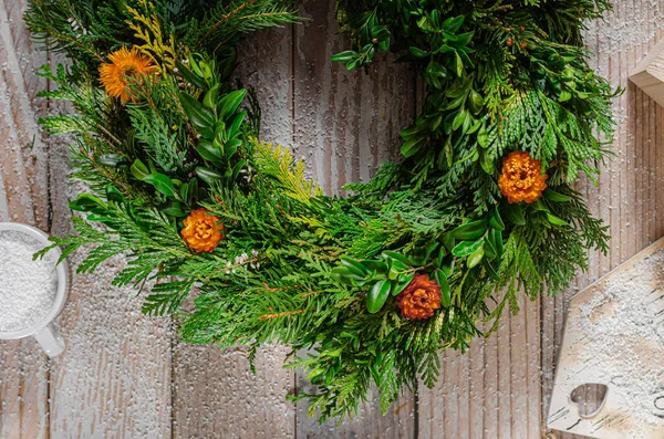 自家製の木の家とアドベンチャーホリデークリスマスのための自然な花輪 — ストック写真