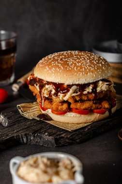 Şnitzel ve lahana salatalı lezzetli burger.