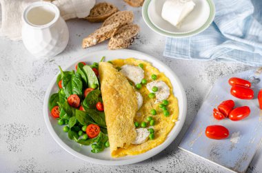 Biyolojik sağlıklı yiyecekler - salatalı taze omlet, kepekli ekmek ve peynir