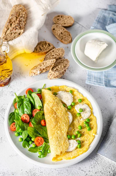 Bio Heathy Food Verse Omelet Met Salade Volkoren Brood Kaas — Stockfoto