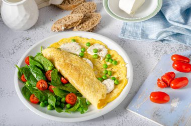 Biyolojik sağlıklı yiyecekler - salatalı taze omlet, kepekli ekmek ve peynir