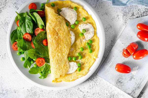 Bio Heathy Food Verse Omelet Met Salade Volkoren Brood Kaas — Stockfoto